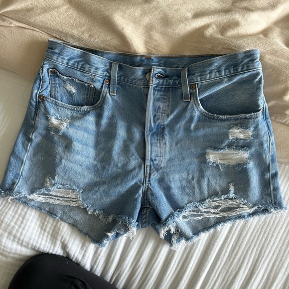 Levi 501 Cutoff Denim High Rise Button Fly 100% Cotton Shorts, Size 32 3” inseam - Picture 4 of 8
